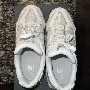 new balance 9060 size 6.5 in gradeschool